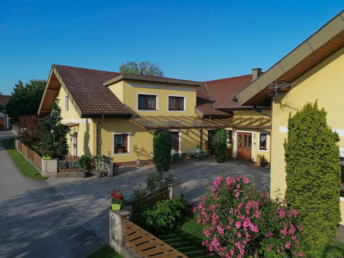 Privatzimmer Und Ferienwohnungen Leeb Persenbeug ภายนอก รูปภาพ
