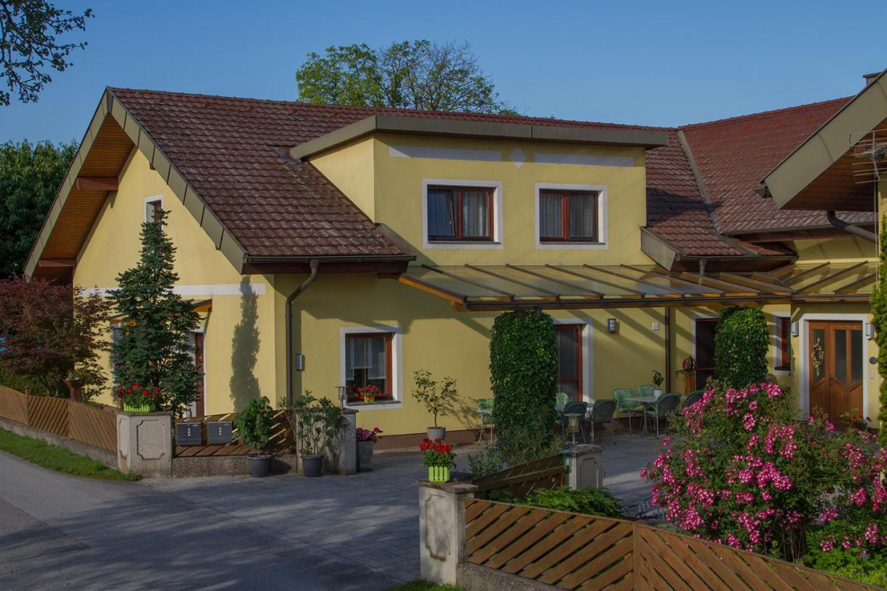 Privatzimmer Und Ferienwohnungen Leeb Persenbeug ภายนอก รูปภาพ
