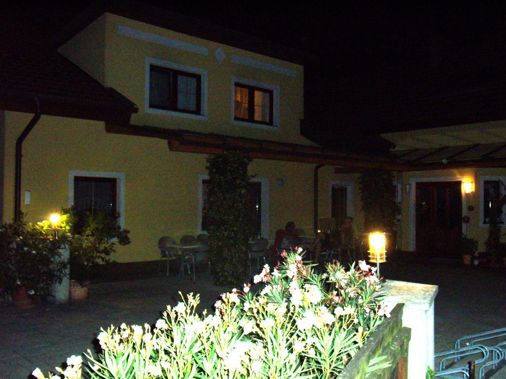 Privatzimmer Und Ferienwohnungen Leeb Persenbeug ภายนอก รูปภาพ